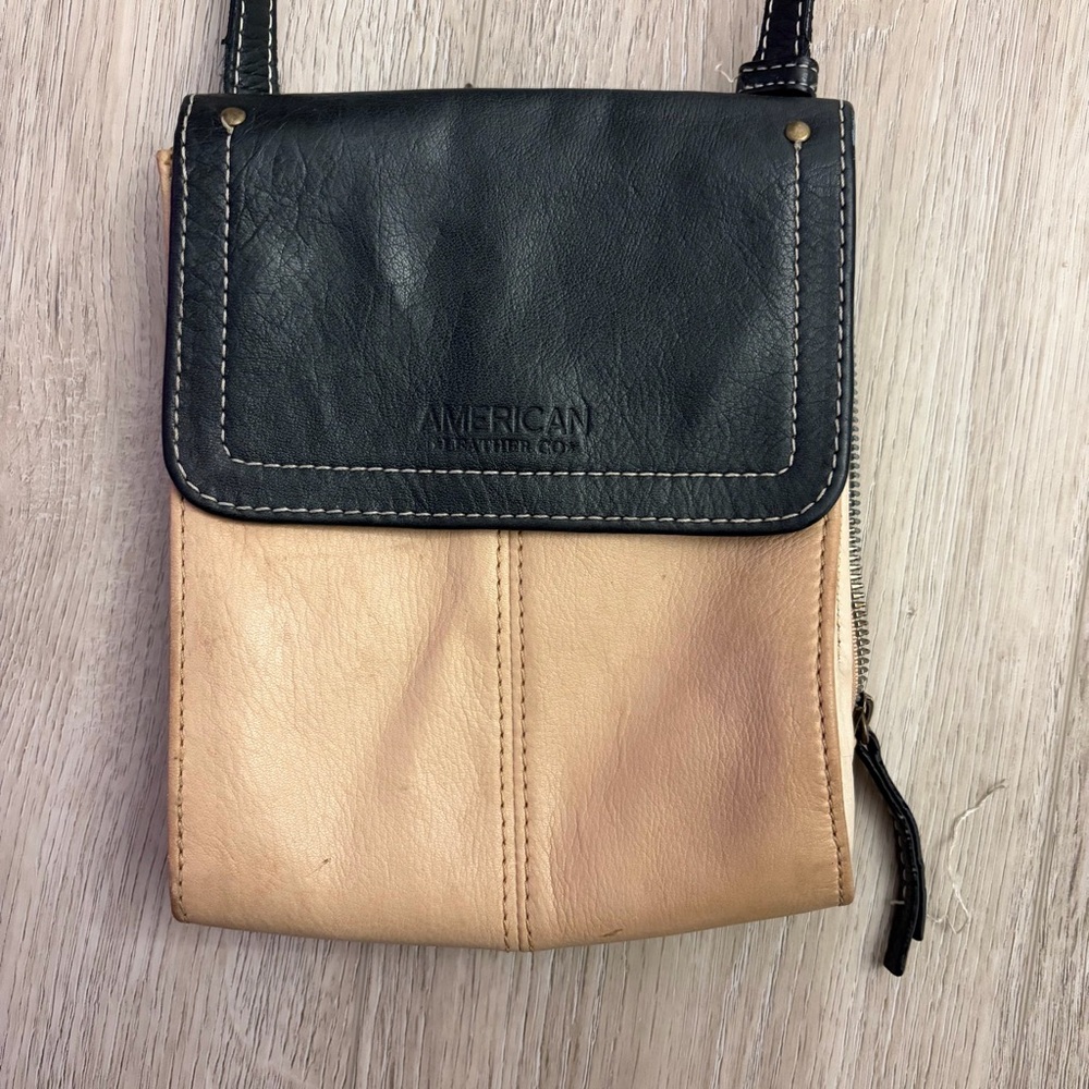 AMERICAN LEATHER CO.
Kansas Colorblock Crossbody Leather Bag - Picture 3 of 8